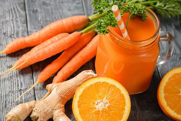 آبمیوه خانگی ترکیبی هویج، پرتقال و زنجبیل