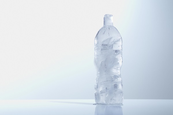 یخ زدن آب در داخل بطری‌های آب معدنی