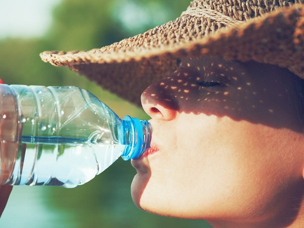 اهمیت نوشیدن آب معدنی