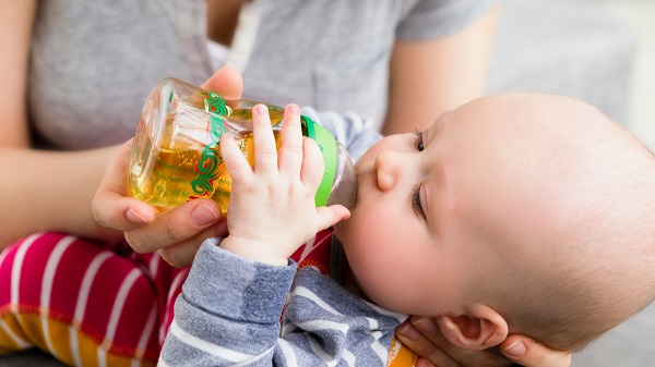 ضرر مصرف آبمیوه در نوزادان