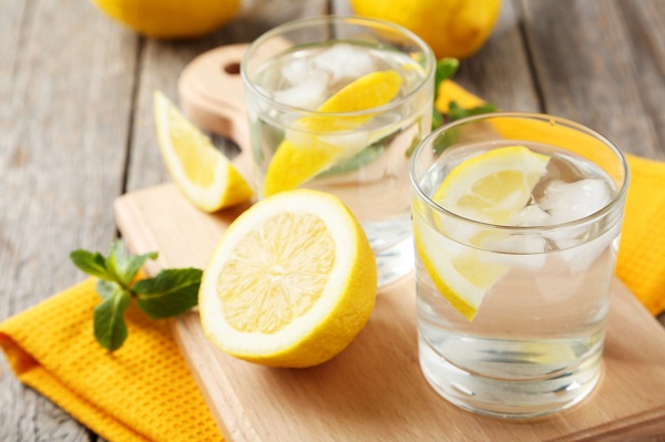 نوشیدنی آب و لیمو