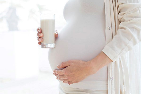 خواص شیر بادام در بارداری