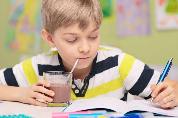 فواید و مضرات شیر کاکائو برای کودکان
