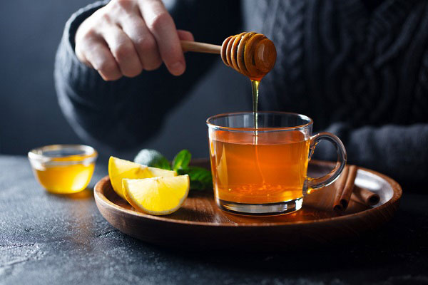 بهبود گرفتگی صدا با عسل و آب لیمو