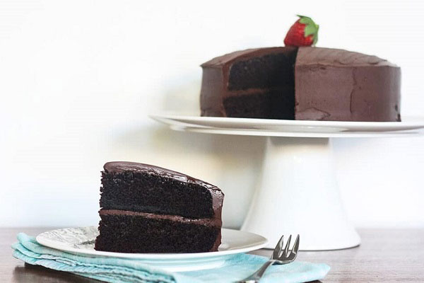 پخت کیک شکلاتی بی نهایت خوشمزه