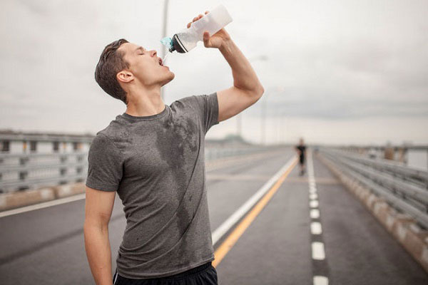 آیا آب خوردن وسط ورزش باعث چاقی می‌شود؟