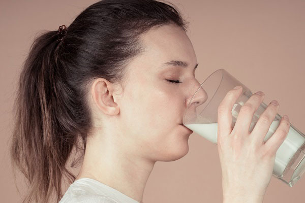 چرا برخی افراد بعد از نوشیدن شیر سردرد می‌گیرند؟