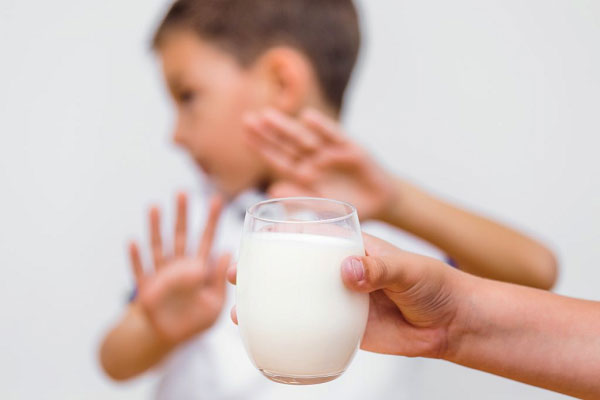 آیا حذف شیر و لبنیات از رژیم غذایی راه‌حل است؟
