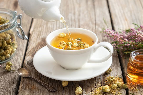 استفاده از چای‌های گیاهی مانند گل‌گاوزبان، نعناع، گل سرخ و یا زنجبیل