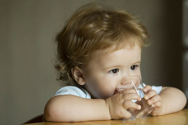 مصرف مایعات برای کودک