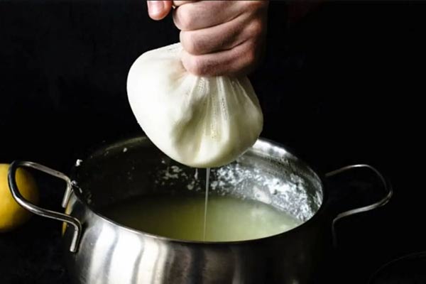 آب پنیر مایع خانگی در مقابل پودر پروتئین وی تجاری