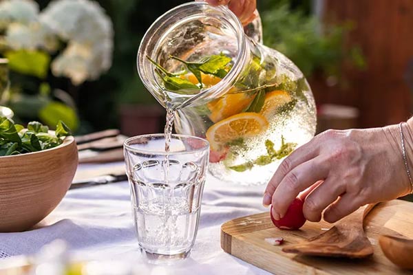 کم آبی بدن یعنی چه و چرا باید جدی‌اش بگیریم؟