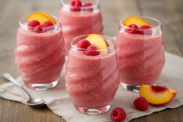 مواد لازم برای تهیه اسموتی هلو و تمشک