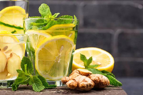 نوشیدنی دتاکس واتر با لیمو، نعناع و زنجبیل