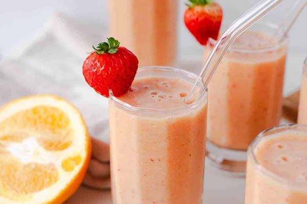 روش تهیه اسموتی نارنگی و توت فرنگی