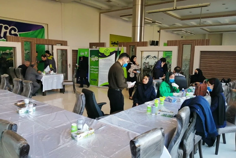 لبخند کارکنان عالیس