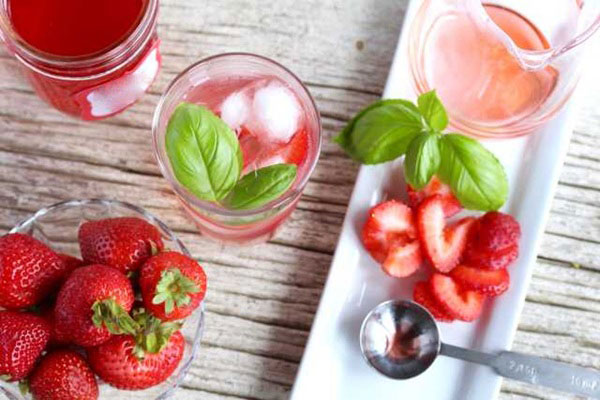 مواد لازم برای تهیه شربت توت فرنگی و ریحان