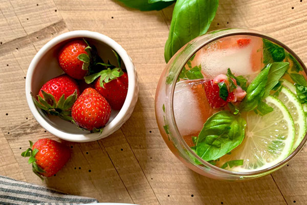 خواص تغذیهای و سلامتی شربت توتفرنگی و ریحان